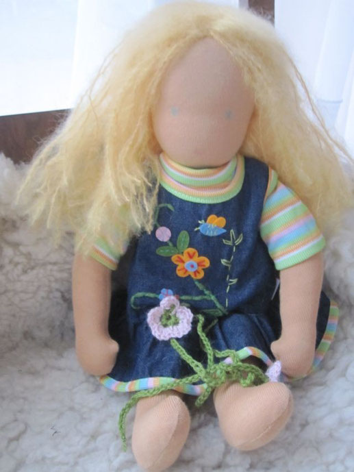 Mit offenem Haar (goldblondes Mohair-Schurwollgarn) in ihrem alten Kleiderset