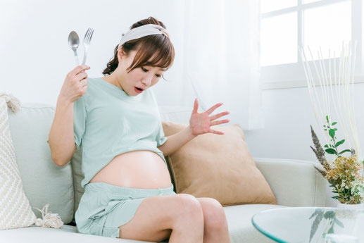 食べすぎた日はどうすればいい？👇   ①外食が分かっている日は「当日中にゆる調整」 例）夜が焼肉なら 朝昼は【脂質を少し控えめ】＋【野菜・汁物】を増やす🥗 タンパク質も“少し軽め”でOK！ →1日のPFCが整いやすくなります☝️   ②食べすぎた翌日は「普通に戻す」 極端に減らさず、いつも通りにリセット🍚✨ ※「食べない」はマジでNG🙅‍♀️健康管理の面でも逆効果です！   💡ポイント 食事は“増減”ではなく、整えて続けることが勝ちです🏆 さらに詳しくはいつでもトレーナーまでご相談ください📩