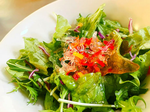 🤔血糖値を緩やかにするにはどうしたら良いの？   おすすめは、酢や食物繊維を上手に使うことです✨   野菜に含まれる食物繊維も血糖値の上昇を緩やかにすることは知られていますが、実はお酢にも同様の効果が期待できます☝️   食前のサラダにお酢をかける、100mlの水に小さじ1杯の純酢を薄めて飲むなどがお勧め✨   特にバルサミコ酢は、ブドウを原料としているためポリフェノールも含まれ、抗酸化作用も期待できます🍇   ただし、商品によっては砂糖や甘味料が多く入っているものもあるため、選ぶ時は原材料がシンプル