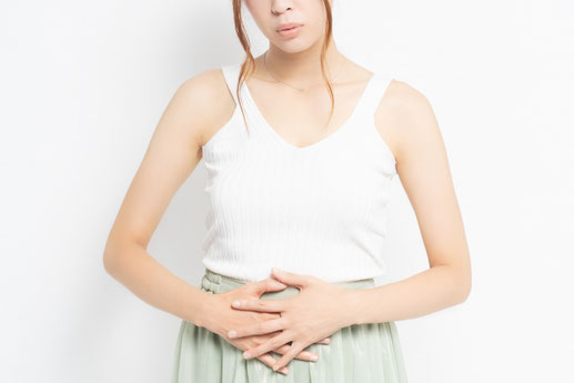 こんなスーパーフードのヨーグルトにも注意点があります↓ ・全乳ヨーグルトは脂質も含むため、食べ過ぎは脂質過多の原因に😅 脂質を抑えたい場合は脂肪ゼロタイプも検討しましょう。 ・SIBO(小腸内細菌異常増殖)の症状(お腹の張り、ガスが多い、腹痛や下痢・便秘を繰り返すなど)がある方は控えて様子を見た方が安心です。