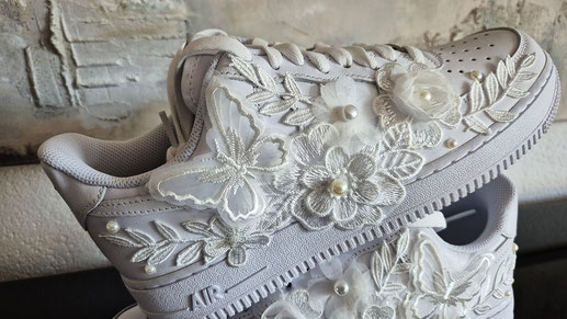 kant geplakt op sneakers onder trouwjurk, bruidscadeau