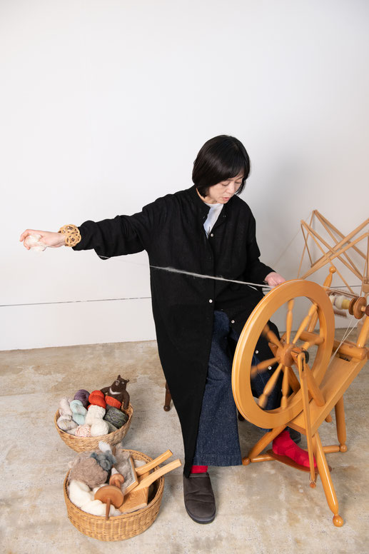 ▲撮影時、SHIRO.の紡ぎ車を使って紡ぎを実演してくださいました。