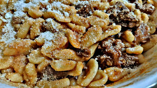 Maccarrones de poddighe pronti e conditi con sugo di carne e formaggio