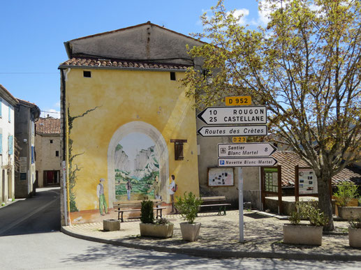 Sehenswürdigkeiten Verdon: Mit Bild bemaltes Hausfassade im Dorfzentrum von La Palude-sur-Verdon.