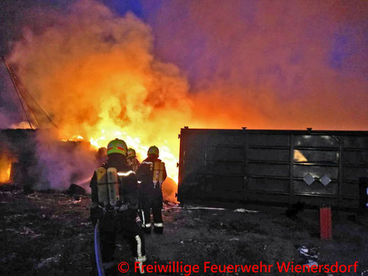Feuerwehr; Blaulicht; BFKDO Baden; FF Wienersdorf; FF Oeynhausen; Firmengelände; Brand;