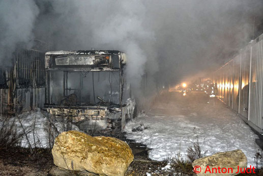 Feuerwehr; Blaulicht; BFKDO Baden; Brand; Bus; Gasbetrieben; Explosion;