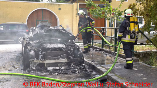 Feuerwehr; Blaulicht; BFKDO Baden; FF Traiskirchen; Brand; PKW; Unfall; Ortsgebiet;