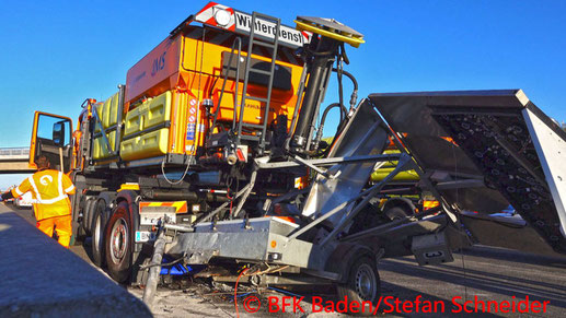 Feuerwehr; Blaulicht; BFKDO Baden; PKW; Unfall; A2; ASFINAG; Absicherungsanhänger;