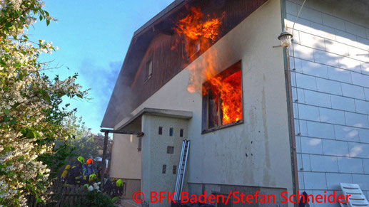 Feuerwehr; Blaulicht; BFKDO Baden; FF Traiskirchen; Brand; PKW; Unfall; Ortsgebiet;