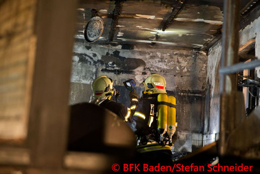 Feuerwehr; Blaulicht; BFKDO Baden; Brand; Enzesfeld; Einfamilienhaus;
