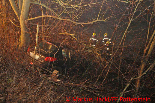 Feuerwehr; Blaulicht; BFKDO Baden; Berndorf; Pottenstein; Unfall; PKW; Bäume;