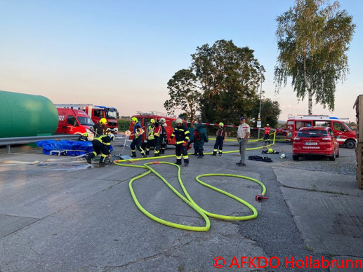 Feuerwehr; Blaulicht; BFKDO Baden; FF Traiskirchen; Brand; PKW; Unfall; Ortsgebiet;