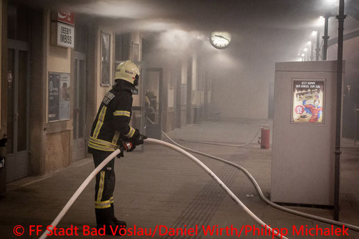 Feuerwehr; Blaulicht; BFKDO Baden; FF Stadt Bad Vöslau; Brand; Warteraum; Bahnhof; Bewohner; evakuiert;