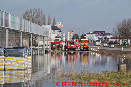 Feuerwehr; Blaulicht; BFKDO Baden; Rohrbruch; Wasser; Traiskirchen-Möllersdorf;
