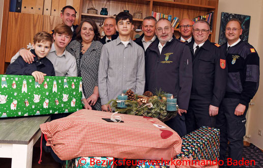Feuerwehr; Blaulicht; BFKDO Baden; SOS Kinderdorf; Weihnachtsaktion;