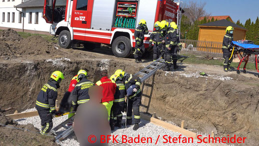 Feuerwehr; Blaulicht; BFKDO Baden; Rohrbruch; Wasser; Traiskirchen-Möllersdorf;