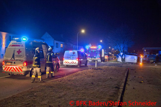 Feuerwehr; Blaulicht; BFKDO Baden; Verkehrsunfall; Sooß; PKW;