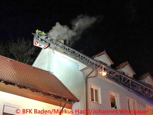 Feuerwehr; Blaulicht; BFKDO Baden; Brand; Hirtenberg; Dachgeschosswohnung;