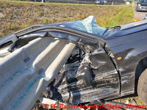 Feuerwehr; Blaulicht; BFKDO Baden; FF Traiskirchen; Brand; PKW; Unfall; Ortsgebiet;