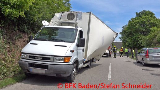 Feuerwehr; Blaulicht; BFKDO Baden; FF Traiskirchen; Brand; PKW; Unfall; Ortsgebiet;