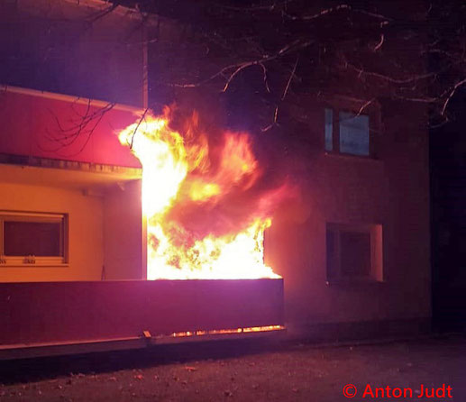 Feuerwehr; Blaulicht; BFKDO Baden; Brand; Wohnhausanlage;