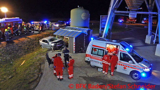 Feuerwehr; Blaulicht; BFKDO Baden; PKW; Bauhütte; Straßenmeisterei; Schönau;
