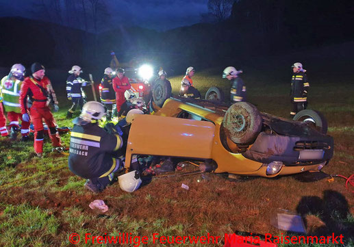 Feuerwehr; Blaulicht; BFKDO Baden; PKW; Unfall; Überschlag; FF Maria Raisenmarkt;