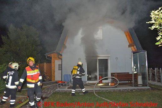 Feuerwehr, Blaulicht, BFKDO Baden, Brand, Traiskirchen, Kleingartenhaus, Rauchmelder, Nachbar
