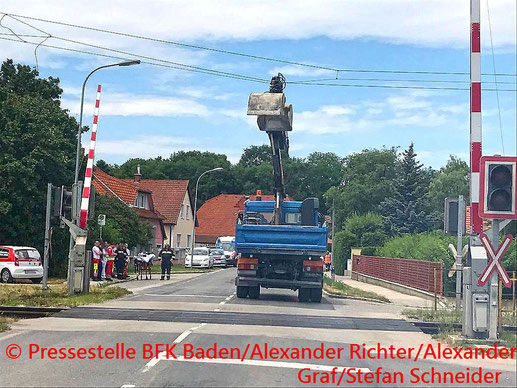 Feuerwehr, Blaulicht, BFKDO Baden, LKW, Oberleitung, Pottendorfer Linie
