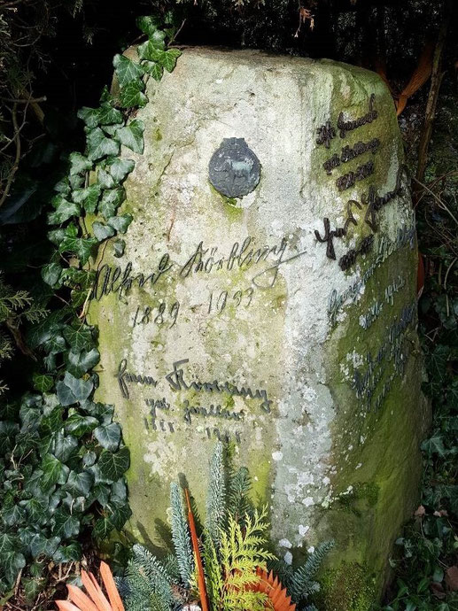 Grabstein mit Elefantenemblem, Bild: Bernd-Stefan Grewe.