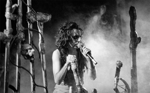 Alice Cooper im September 1975 live in der Böblinger Sporthalle. Damals hatte er gerade sein erstes Soloalbum "Welcome To My Nightmare" veröffentlicht. Foto: Martin Schultz 