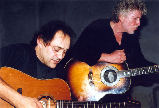 Werner Dannemann und Wolle Kriwanek bei einem Duo-Auftritt im Oktober 2000 in der restlos ausverkauften Alten Kirche in Rulfingen. Foto: Miche Hepp