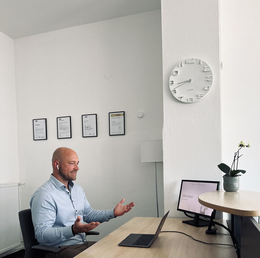 Timo Wallis, Onlineberatung, Videoberatung, Versicherungsberatung online, Versicherungsbüro Wallis, Versicherungen, Immobilienvermittlung