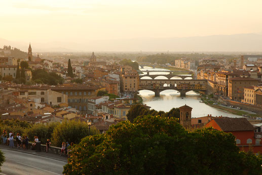 Aussicht vom Piazzale Michelangelo über Florenz mit Arno und Ponte Vecchio