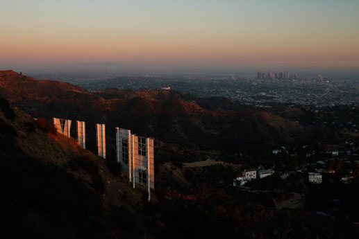 Das Hollywood Sign im Sonnenuntergang direkt neben dem Sendemast