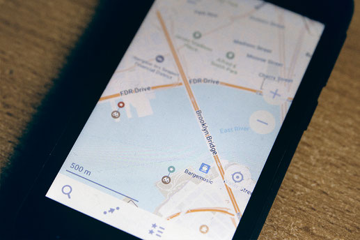 Die App maps-me auf einem Smartphone zur Offline-Routenplanung