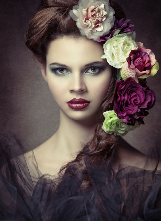Das Foto von Michael Schnabl auf dem eine junge Frau mit opulentem Blumenschmuck im Haar zu sehen ist, wurde von einer KI beim Excire Jubiläums Fotowettbewerb zum Siegerbild gekürt.