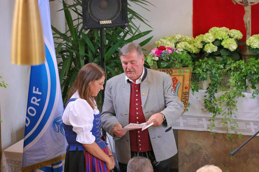 Bruno Gantner überreicht die Urkunde