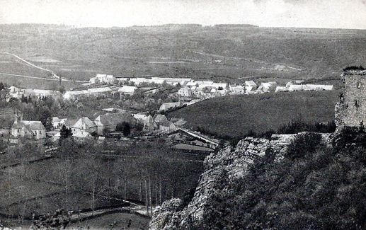 Vue du village de Dourbes dans les années 10, l'église se trouve à gauche sur la vue.