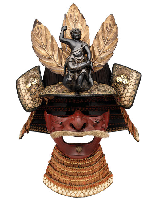 Helm und Halbmaske eines Samurai, spätes 16. Jahrhundert. Den Helm ziert eine Figur des Gottes der Weisheit vor drei goldenen Blättern.