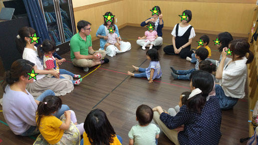 Cameron Teaching in the mums and baby lesson 親子レッスン