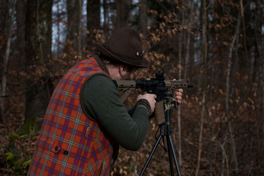 Halbautomatische Waffe Büchse auf der Jagd AR15