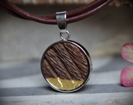 Kettenanhänger aus Holz für Männer an Nappalederkette mit Edelstahlverschluss