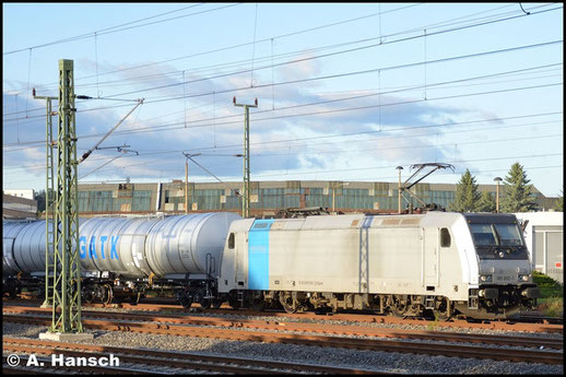 185 692-1 durchfährt mit nagelneuen GATX-Kesselwagen (Dgs 69505) Chemnitz. Auf Höhe des AW Chemnitz erwischte ich den Zug etwas glücklich. Die letzten Sonnenstrahlen sorgten für etwas Beleuchtung