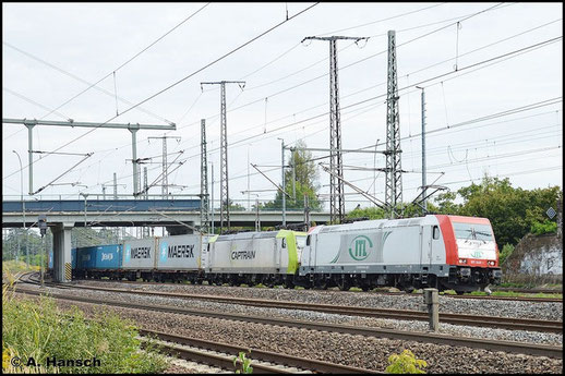 Die ITL-Lok 185 649-1 fährt am 13. September 2015 mit Containerzug in den Hbf. Luth. Wittenberg ein. 185 542-8 läuft als Wagenlok mit