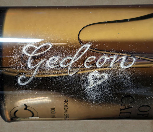 Frisch gravierter ellevenohone Duftflakon Spirit of Calm mit dem Namen "Gedeon" in silberner Handschrift und Herz Illustration