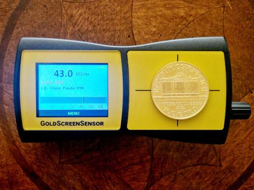 Echtheitsprüfung einer Wiener Philharmoniker Goldmünze mit dem GoldScreenSensor bei M. Franke Goldhandel Mühldorf.