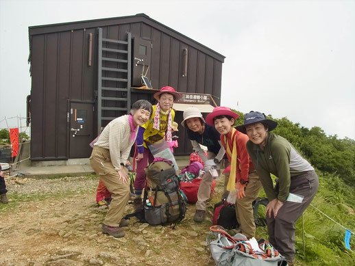 三国小屋前で、ここは三国岳山頂