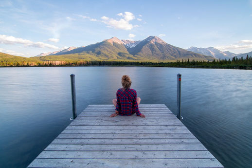 Picture of a woman by a lake