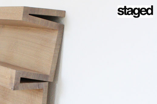 Die Holzvariante des Regals Stead lehnt sich durch seine Faltungen elegant an die Wand an und erinnert an eine Bergkette.